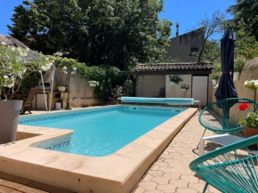 Grand studio avec piscine au coeur du village
